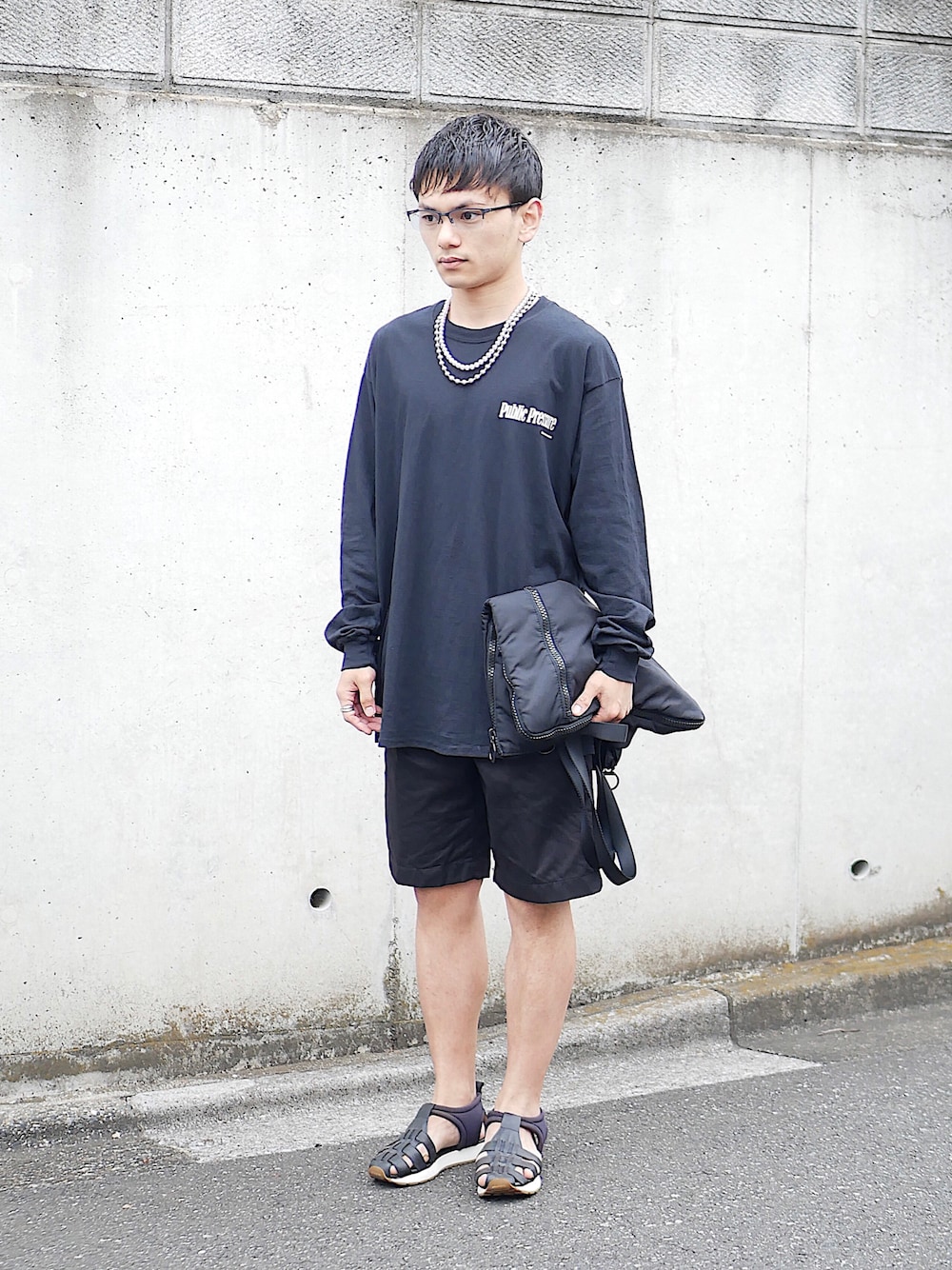 「低身長男子、soe、Paul Smith、amp japan、JW Anderson x UNIQLO、ユニクロU、UNIQLO U、amb、プリントT、グルカサンダル、指輪、Yライン、長袖Tシャツ、パールネックレス、黒ロンT」｜「ブログ・YouTubeのアイテム（その他、その他）」を使った、小柄の小松@162cmさん（メンズ・162cm）の夏コーディネートの1枚目の写真