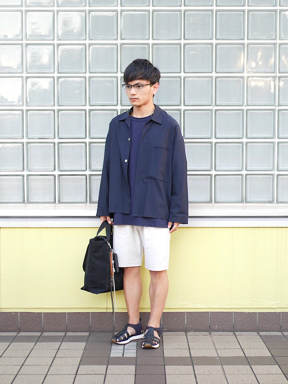「テーパードパンツ、tembea、curly、soe、白パンツ、キャンバストート、キャンバスバッグ、グラスコード、シャツブルゾン、レーヨンシャツ、キーリング、ネイビーTシャツ、グルカサンダル、amb、低身長男子」｜「Ambの【Amb】MANET レザーグラディエーターサンダル（サンダル、ブラック系）」を使った、小柄の小松@162cmさん（メンズ・162cm）の秋コーディネートの1枚目の写真