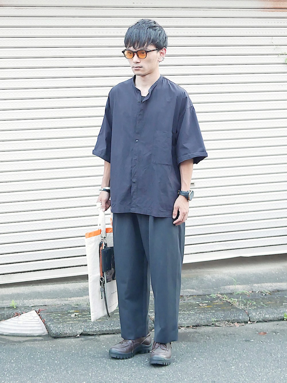「低身長男子、soe、MUJI Labo、Hender Scheme、kaiko、シアサッカー、スタンドカラーシャツ、半袖シャツ、ネイビーシャツ、グレーパンツ、ペグトップパンツ、キャンバストート、キーリング、サングラススタイル、ネイビー×グレー」｜「ブログ・YouTubeのアイテム（その他、その他）」を使った、小柄の小松@162cmさん（メンズ・162cm）の秋コーディネートの1枚目の写真