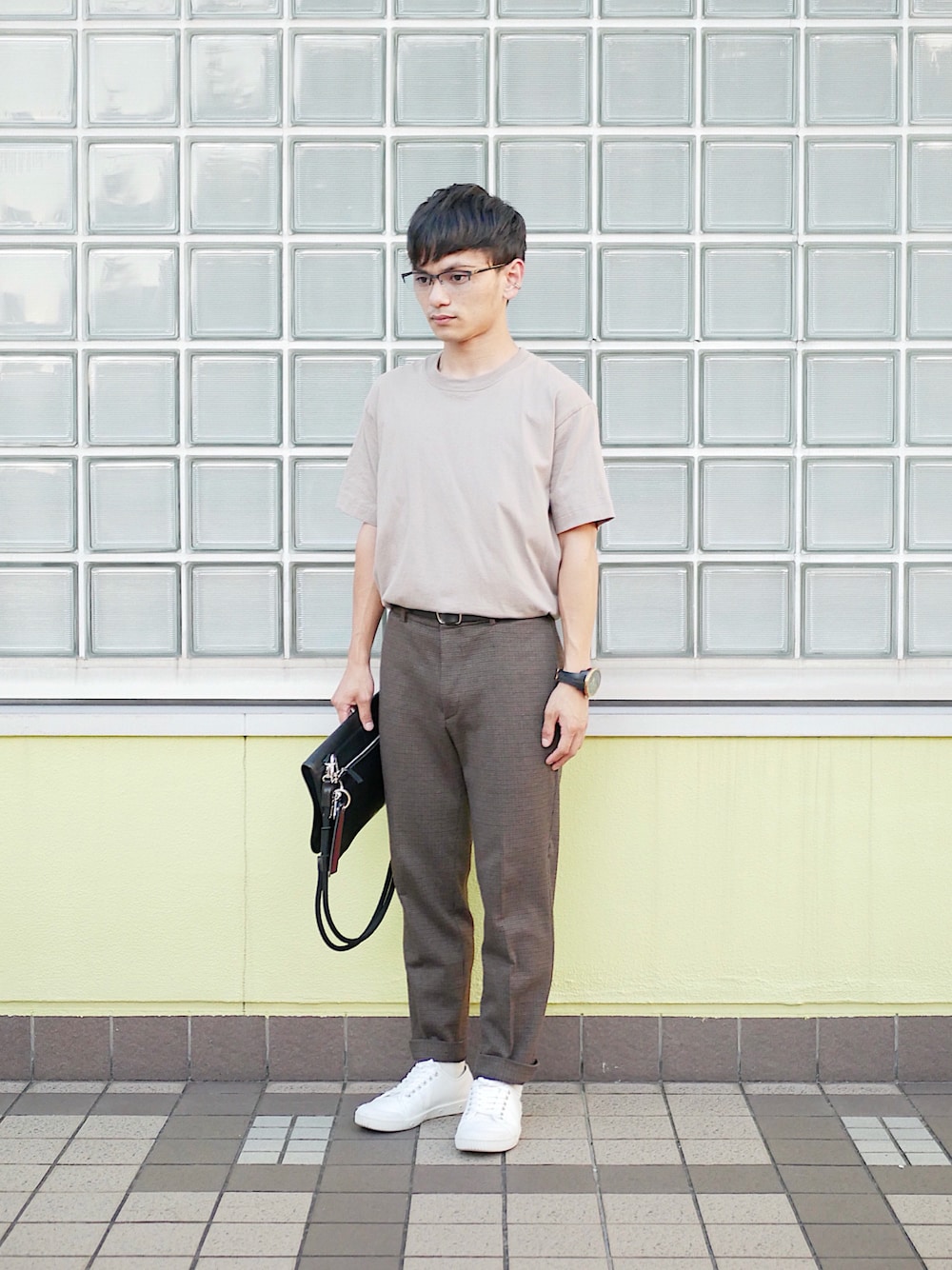 「クラッチバッグ、白スニーカー、白ソックス、soe、タックイン、メガネ男子、アンクルパンツ、Hanes、ピンクベージュ、ヘインズ、レザーベルト、ブラウンパンツ、低身長男子、chicstocks、だから秋服が好き」｜「ブログ・YouTubeのアイテム（その他、その他）」を使った、小柄の小松@162cmさん（メンズ・162cm）の秋コーディネートの1枚目の写真