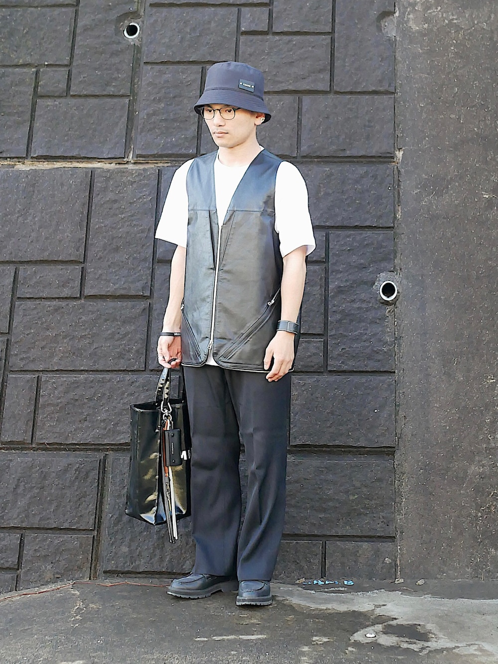 「低身長、低身長男子、低身長コーデ、低身長ファッション、soe、Sakanaction、beta post、CULLNI、ライブTシャツ、LOEWE、白T、半袖Ｔシャツ、レザーベスト、Vネックベスト、黒ハット」｜「ブログ・YouTubeのアイテム（その他、その他）」を使った、小柄の小松@162cmさん（メンズ・162cm）の春コーディネートの1枚目の写真