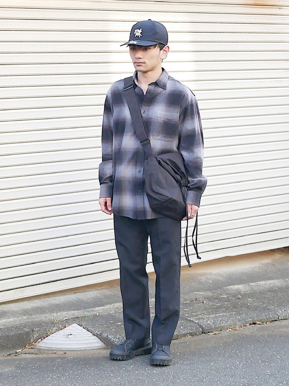 「低身長男子、soe、ユニクロU、UNIQLO U、GUコーデ、オニツカタイガー、ポケモン、KIJIMA TAKAYUKI、kaiko、チェック柄、ドローストリングショルダーバッグ、ナイロンバッグ、ロングシャツ、黒キャップ、白黒」｜「ブログ・YouTubeのアイテム（その他、その他）」を使った、小柄の小松@162cmさん（メンズ・162cm）の冬コーディネートの1枚目の写真