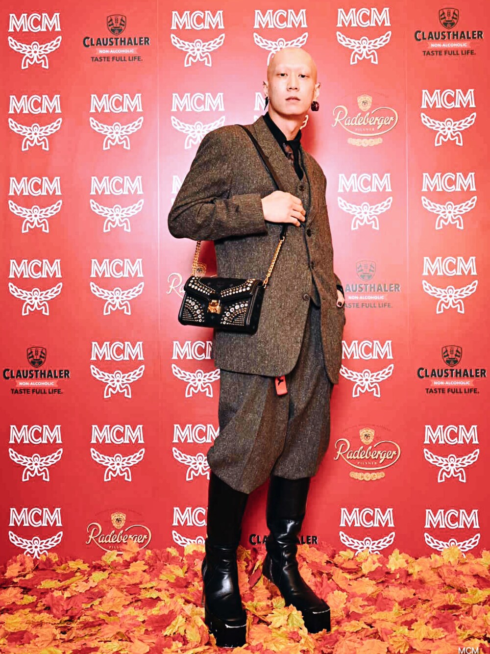 「セットアップ、スリーピーススーツ、yohjiyamamoto、RICK OWENS、MCM」｜「MCMのアイテム（ショルダーバッグ、ブラック系）」を使った、田中ショヲタさん（メンズ・166cm）の秋コーディネートの1枚目の写真