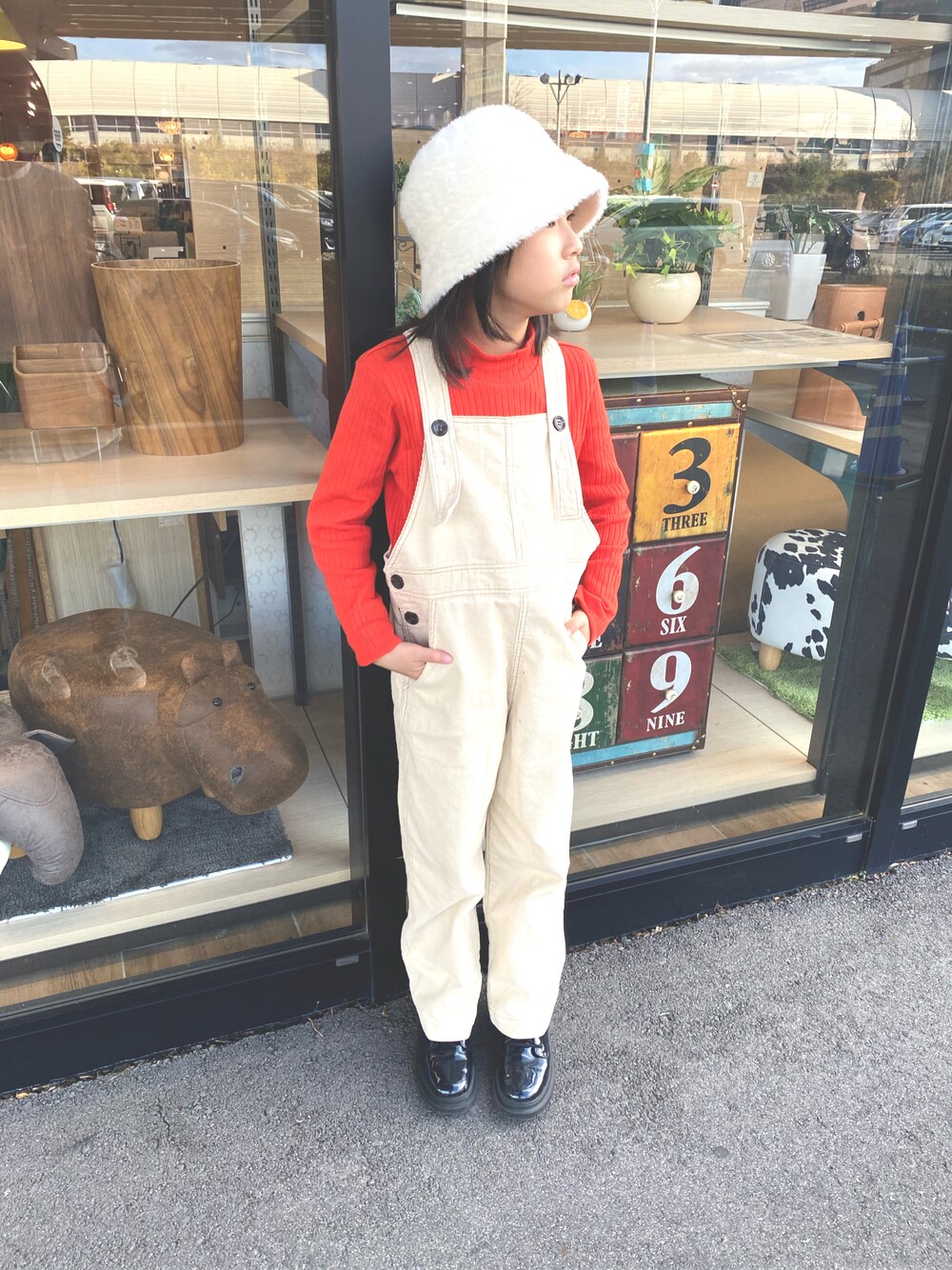 「女の子、キッズコーデ、キッズファッション、お出かけコーデ、休日スタイル、シンプルコーデ、休日コーデ、ZARA、差し色、オレンジ」｜「apres les coursのコールテンサロペット 10分丈（サロペット/オーバーオール、ホワイト系）」を使った、ki☺︎hoさん（キッズ・130cm）の冬コーディネートの1枚目の写真