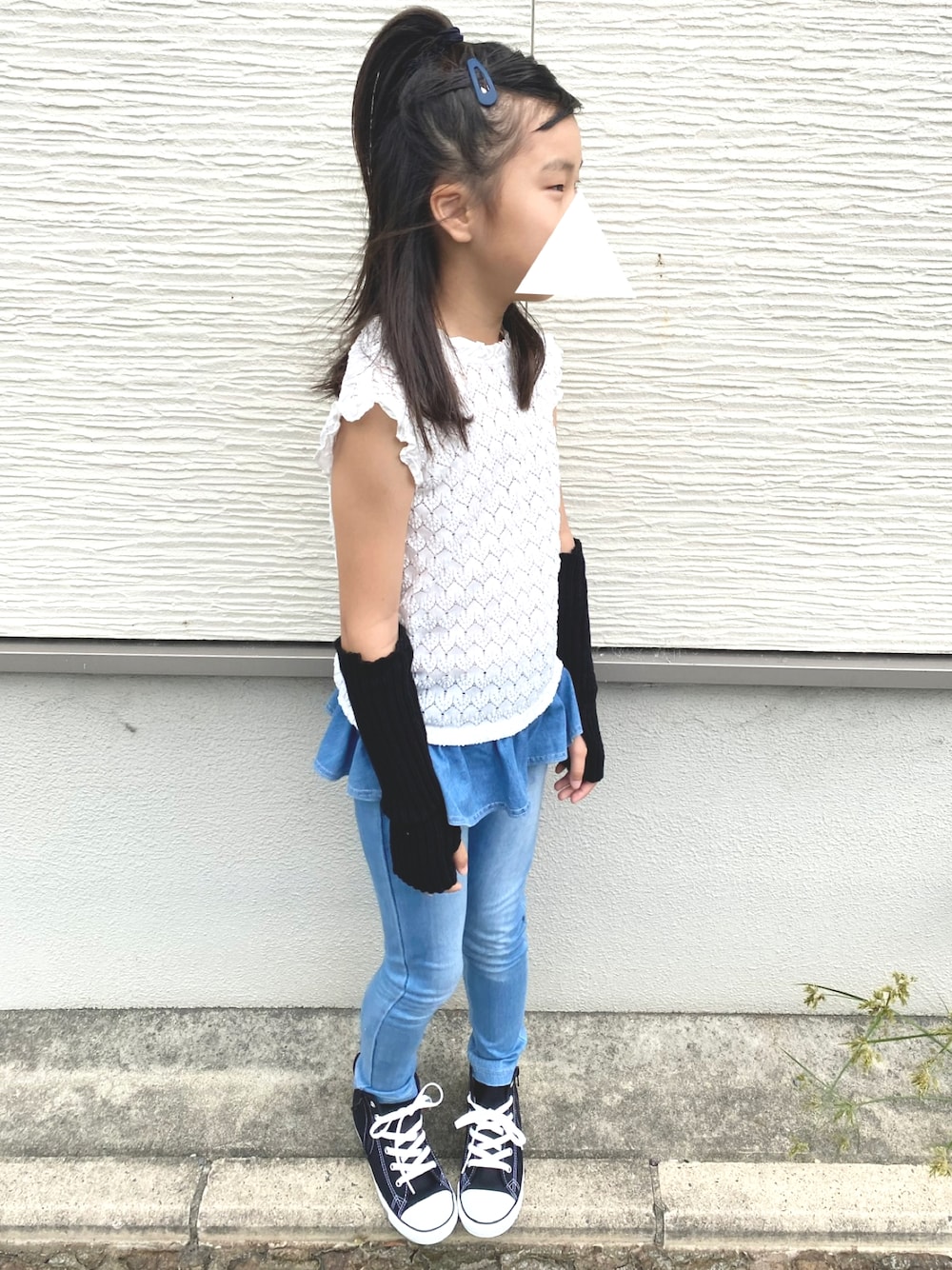 「女の子、キッズコーデ、キッズファッション、休日コーデ、休日ファッション、シンプルコーデ、ノースリーブ」｜「BRANSHESの【WEB限定】デニムニットフリルパンツ（デニムパンツ、ブルー系）」を使った、ki☺︎hoさん（キッズ・136cm）の秋コーディネートの1枚目の写真