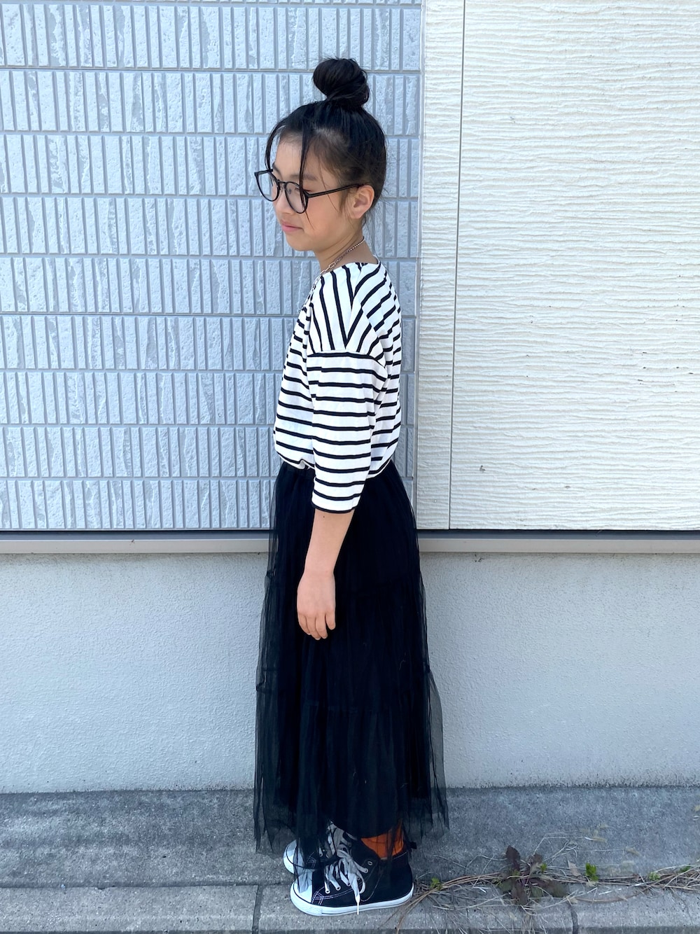 「女の子、春のNewスタイル、キッズコーデ、キッズファッション、春ファッション、春服コーデ、おでかけコーデ、休日スタイル、シンプルコーデ、モノトーン、オレンジ」｜「GLOBAL WORKの【キッズ】ヘビロッTEEボーダー7分袖/933507（Tシャツ/カットソー、ホワイト系）」を使った、ki☺︎hoさん（キッズ・145cm）の春コーディネートの1枚目の写真