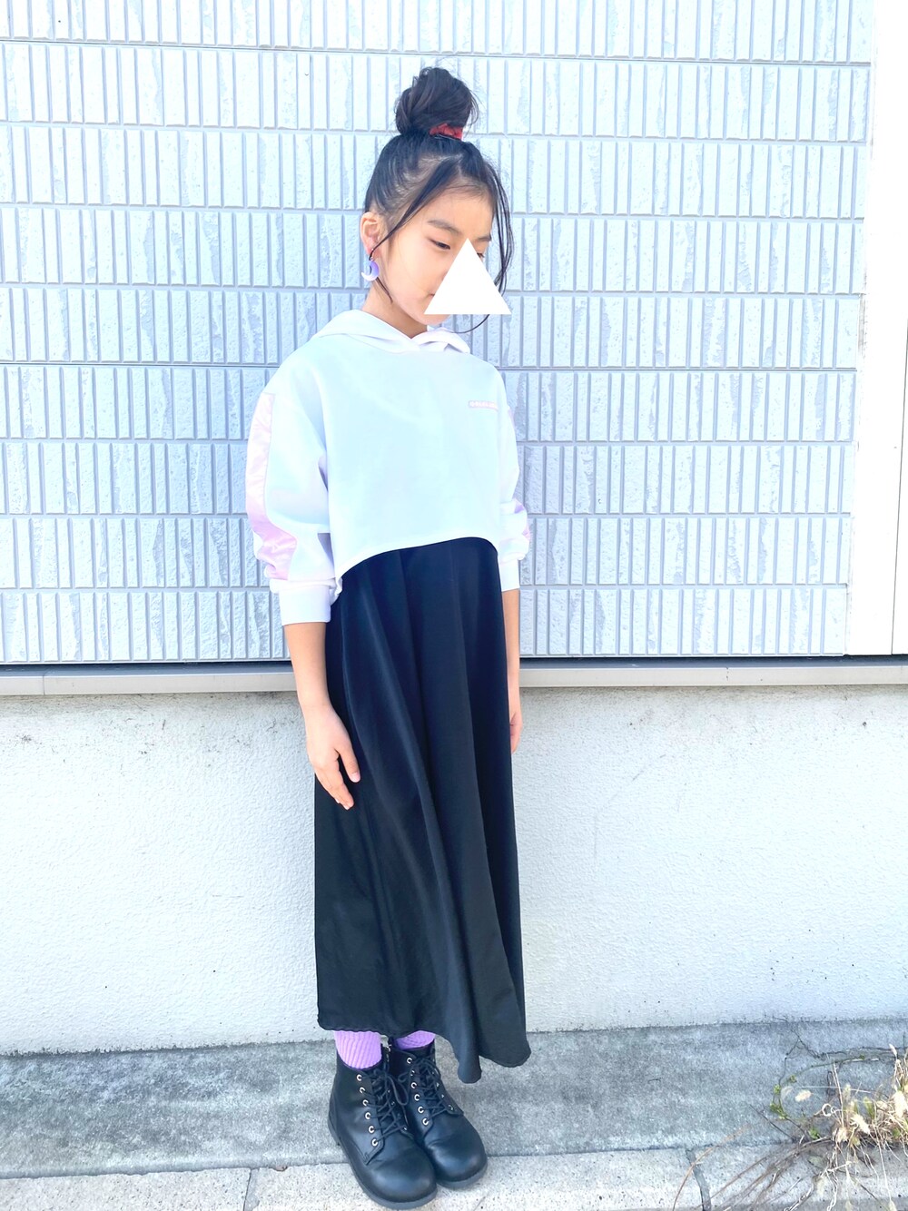 「女の子、キッズコーデ、キッズファッション、休日スタイル、休日コーデ、秋コーデ、パーカー、スポーツミックス、カラーソックス、レイヤードスタイル」｜「BRANSHESの【WEB限定】サテンジャンパースカート（ジャンパースカート、ブラック系）」を使った、ki☺︎hoさん（キッズ・136cm）の秋コーディネートの1枚目の写真