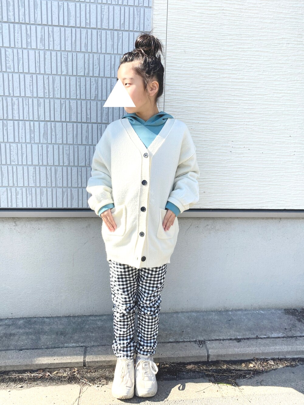 「女の子、キッズコーデ、キッズファッション、休日コーデ、シンプルコーデ、カジュアルコーデ、冬コーデ、スポーツミックス、私の推しブランド」｜「GLOBAL WORKのフワフワHug me Vネックカーディガン/295088（カーディガン/ボレロ、ホワイト系）」を使った、ki☺︎hoさん（キッズ・138cm）の冬コーディネートの1枚目の写真