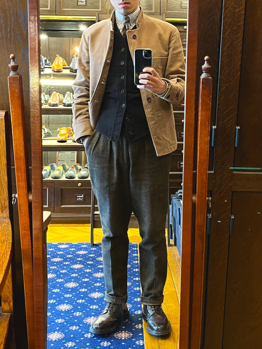 「カバーオール、ネクタイ、タブカラーシャツ、ブーツ、ベスト、トリッカーズ、カントリーブーツ、ootd、tricker's、ブラウン、ワーク、アナトミカ、革靴」｜「Tricker'sのTricker's M5634 STOW / DAINITE SOLE / COUNTRY BOOT（ブーツ、ブラウン系）」を使った、DAさん（メンズ・170cm）の春コーディネートの1枚目の写真