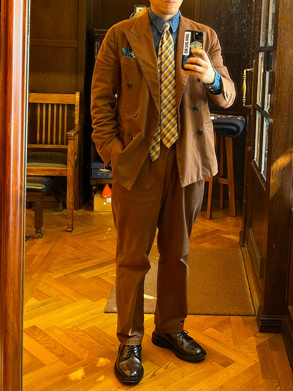 「スーツスタイル、スーツ、セットアップ、革靴、トリッカーズ、ootd、tricker's、大人カジュアル、大人コーデ、ウエスタンシャツ、タイドアップ、秋コーデ、トラッド、ビジネスカジュアル、ブラウン」｜「Tricker'sのアイテム（ドレスシューズ、ブラウン系）」を使った、DAさん（メンズ・170cm）の秋コーディネートの1枚目の写真