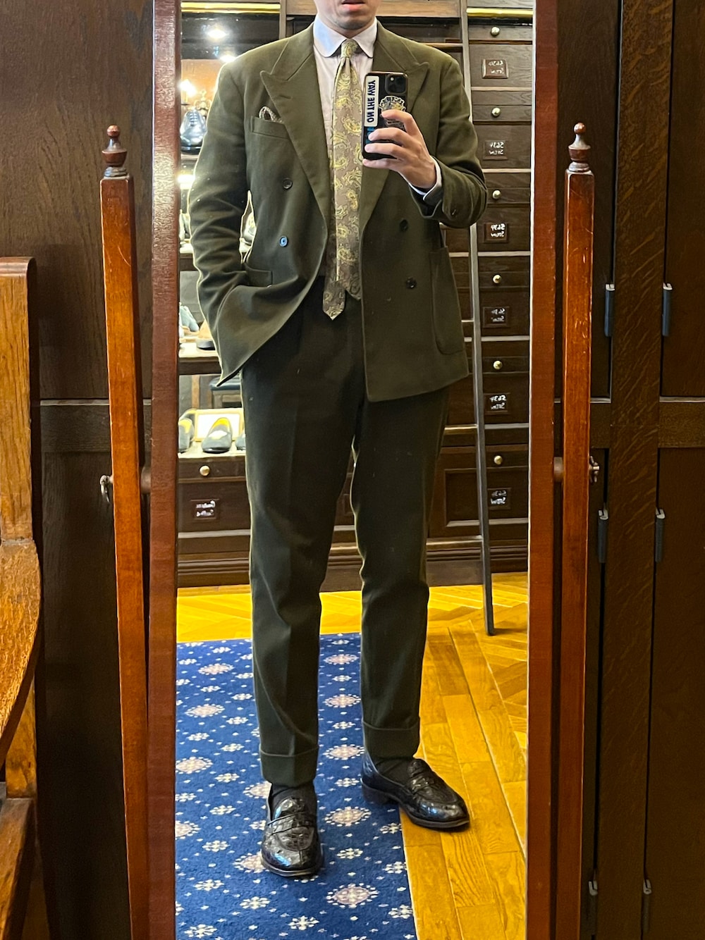 「スーツスタイル、スーツ、セットアップ、ローファー、革靴、トリッカーズ、ヴィンテージ、ootd、tricker's、vintage、大人コーデ、クラシック、ビジネススタイル、秋コーデ、40代ファッション」｜「Camoshitaのアイテム（フォーマルスーツ/小物、グリーン系）」を使った、DAさん（メンズ・170cm）の秋コーディネートの1枚目の写真