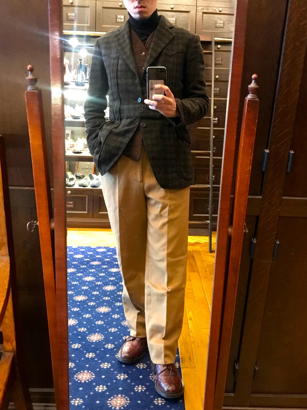 「ブラウン、ジャケット、ワントーンコーデ、タートルネック、ブーツ、トリッカーズ、トリッカーズ×ポール・スミス、ootd、ベスト、冬コーデ、ビジネススタイル、ブリティッシュ」｜「Tricker'sのアイテム（ブーツ、レッド系）」を使った、DAさん（メンズ・170cm）の秋コーディネートの1枚目の写真