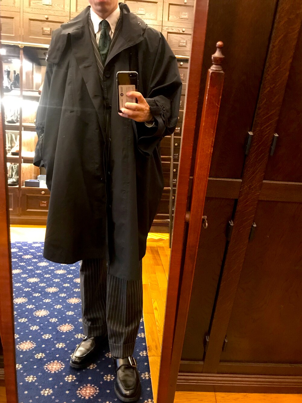 「スーツスタイル、レインチョ、雨の日コーデ、ビジネススタイル、革靴、モンクストラップ、トリッカーズ、ootd、秋コーデ、キレイめ」｜「Tricker'sの#【Tricker's/トリッカーズ】別注モンクストラップローファー/M4869（ローファー、ブラック系）」を使った、DAさん（メンズ・170cm）の秋コーディネートの1枚目の写真
