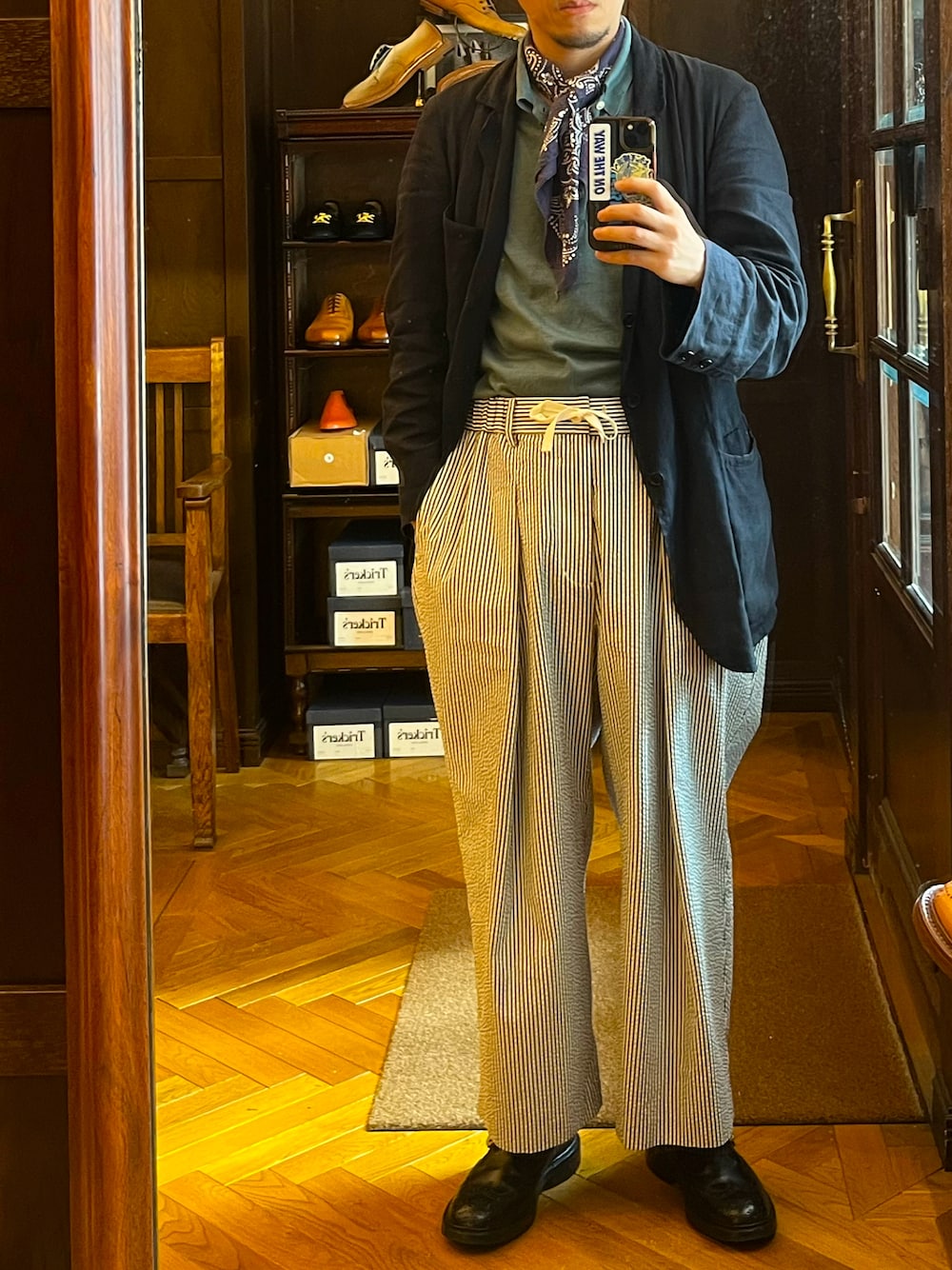 「ジャケット、リネン、イージーパンツ、ワイドパンツ、シアサッカー、ニットポロ、バンダナ、革靴、トリッカーズ、ootd、tricker's、大人カジュアル、大人コーデ、夏コーデ、40代ファッション」｜「Tricker'sのアイテム（シューズ、ブラック系）」を使った、DAさん（メンズ・170cm）の夏コーディネートの1枚目の写真