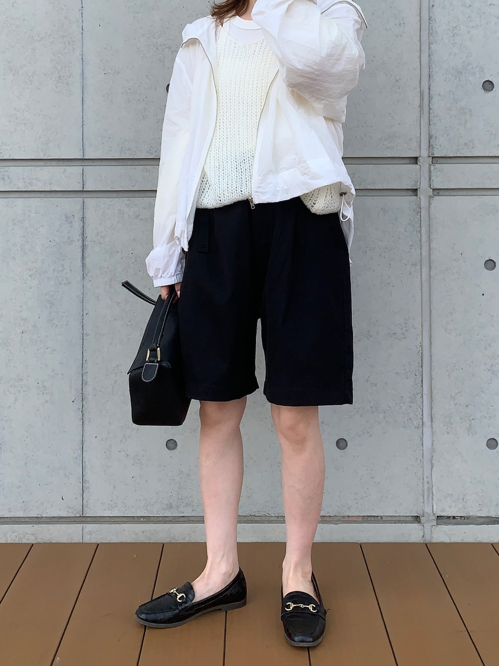 「シンプルコーデ、モノトーン、モノトーンコーデ、ハーフパンツ、春服、春、キレイめカジュアル、ローファー、ビットローファー、カジュアルスタイル、フラットシューズ、オトナカワイイ、レイヤードスタイル、フード、フーディー」｜「MERCIのアイテム（ナイロンジャケット、ホワイト系）」を使った、Aさん（レディース・156cm）の春コーディネートの1枚目の写真