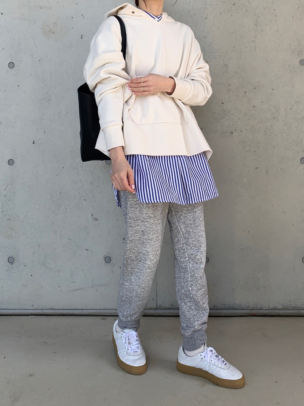 「春服デビュー宣言、春、オトナカジュアル、春服、春服みてみて、カジュアルコーデ、スニーカーコーデ、スニーカー、ママファッション、スウェットパンツ、スウェットコーデ、UNIQLO、ユニクロ、スポーツミックス」｜「oblektのアイテム（パーカー、ホワイト系）」を使った、Aさん（レディース・156cm）の春コーディネートの1枚目の写真