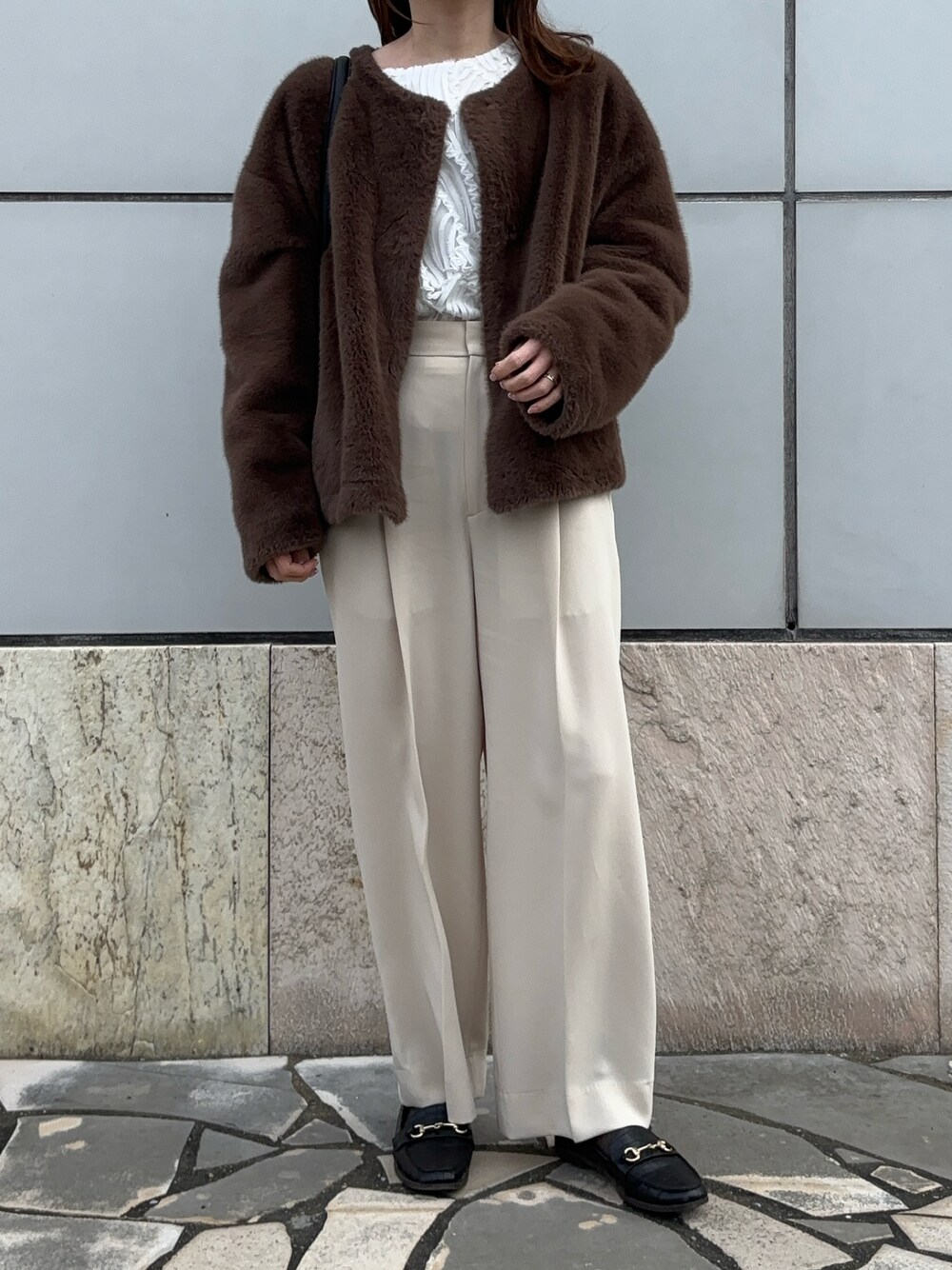 ノーカラーコート（ブラウン系）を使った「ショートコート」の人気