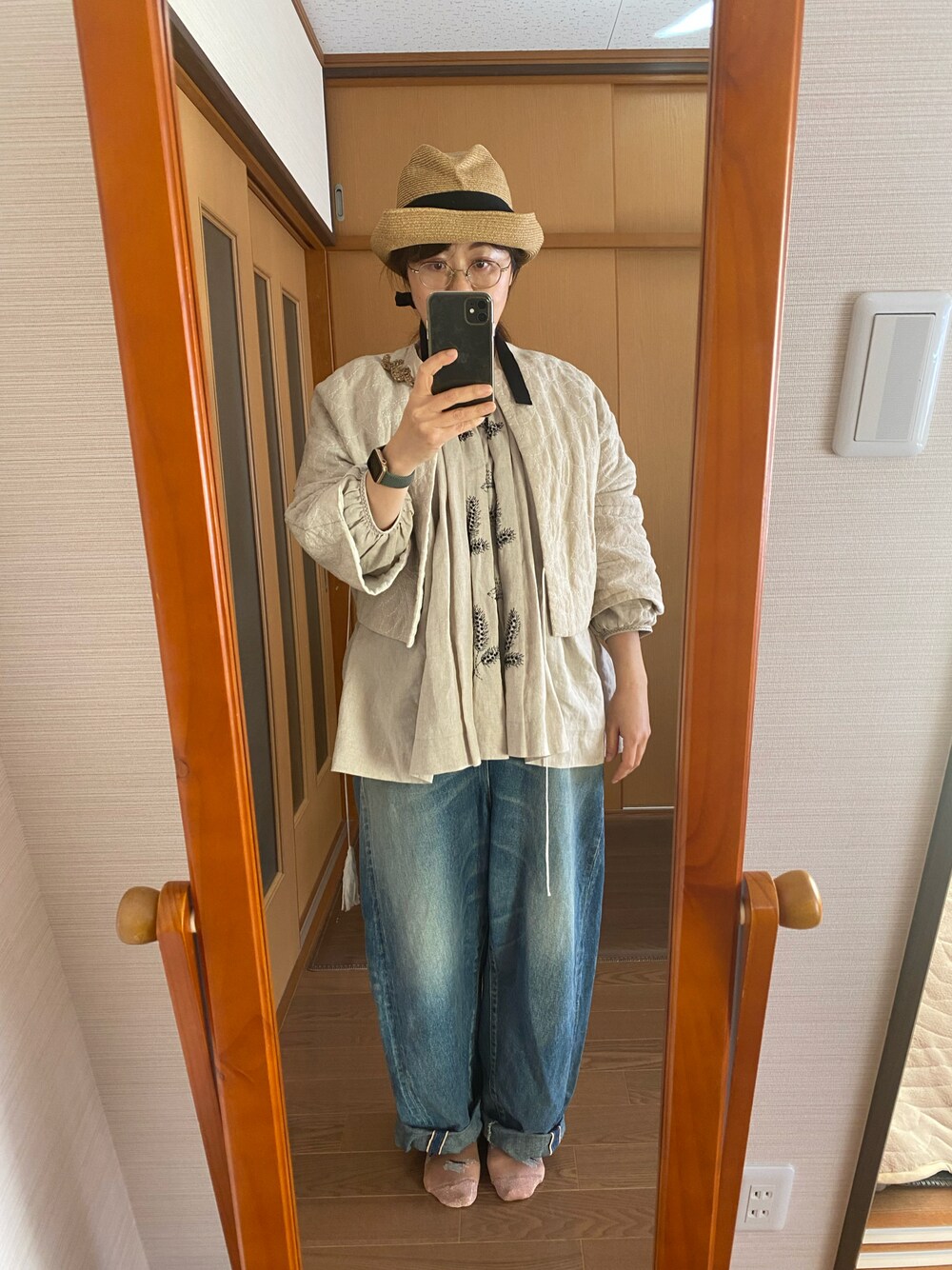 ブルー系のデニムパンツ、ベージュ系のシャツ/ブラウス、ベージュ系のノーカラージャケットを着用したレディースの春コーディネートの1枚目の写真