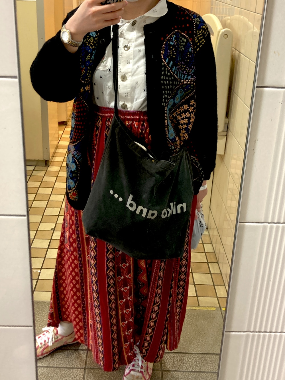「春服みてみて、カジュアル、古着、古着MIX」｜「チャイハネの【チャイハネ】yul エスニック柄ワイドパンツ（その他パンツ、レッド系）」を使った、な🌊さん（レディース・160cm）の春コーディネートの1枚目の写真