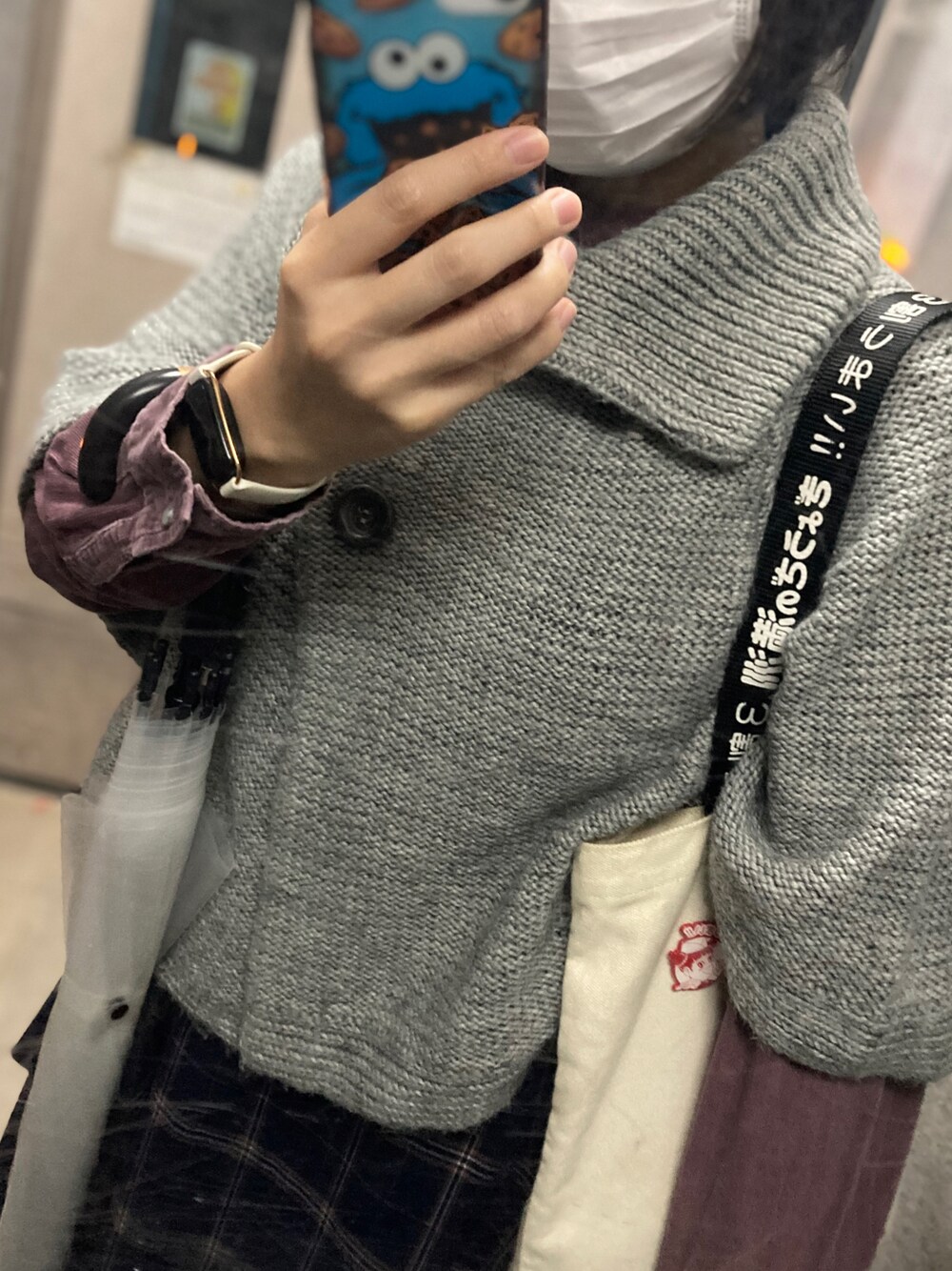 「秋ルック紹介するよ、秋冬コーデ、秋カラー、ニットポンチョ、古着MIX、古着コーデ」｜「まちかど画廊のアイテム（トートバッグ、ベージュ系）」を使った、な🌊さん（レディース・160cm）の秋コーディネートの1枚目の写真