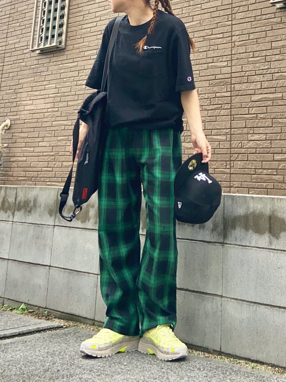 「ロゴT、ビッグシルエット、Tシャツ、チェック、チェックパンツ、グリーン、キャップ、スニーカー、厚底シューズ、トートバッグ、プチプラ、フェススタイル、NIKE、Champion、NEW ERA」｜「ISOOKのGreen check relax pants / グリーンチェックリラックスパンツ（nana select）（その他パンツ、グリーン系）」を使った、youkiさん（レディース・161cm）の夏コーディネートの1枚目の写真