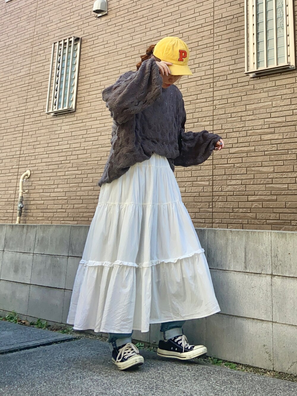 「モヘアニット、ニット、ティアードスカート、フレアスカート、ロングスカート、スカート、スニーカー、キャップ、古着MIX、秋コーデ、プチプラ、ビッグシルエット」｜「select MOCAのモヘアライクドロップ編みオーバーニット（ニット/セーター、グレー系）」を使った、youkiさん（レディース・161cm）の秋コーディネートの1枚目の写真