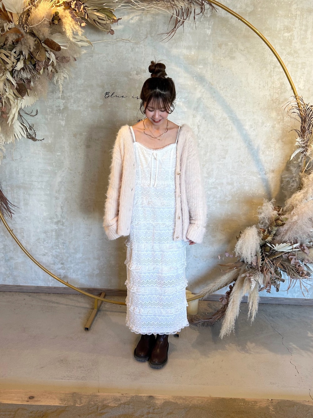「春のおしゃ見えテクニック、春、春ファッション、ワンピース、春カラー、淡色コーデ、淡色女子、淡色、お洒落さんとつながりたい、カーディガン、ワンピーススタイル、キャミワンピ」｜「muguetのcotton lace I line cami op（ワンピース、ホワイト系）」を使った、manaさん（レディース・159cm）の春コーディネートの1枚目の写真
