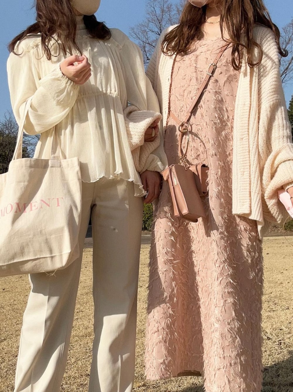 「秋服まるっと大公開、秋先取りコーデ、初秋コーデ、休日コーデ、オトナ女子、ラクチンコーデ、大人ガーリー、ボリューム袖、お洒落さんとつながりたい、楽チンコーデ、ワンピースコーデ、あざとフェミニンコーデ、muguet、淡色コーデ、淡色女子」｜「muguetのhandle ring mulch pochette（ショルダーバッグ、ピンク系）」を使った、manaさん（レディース・159cm）の秋コーディネートの1枚目の写真