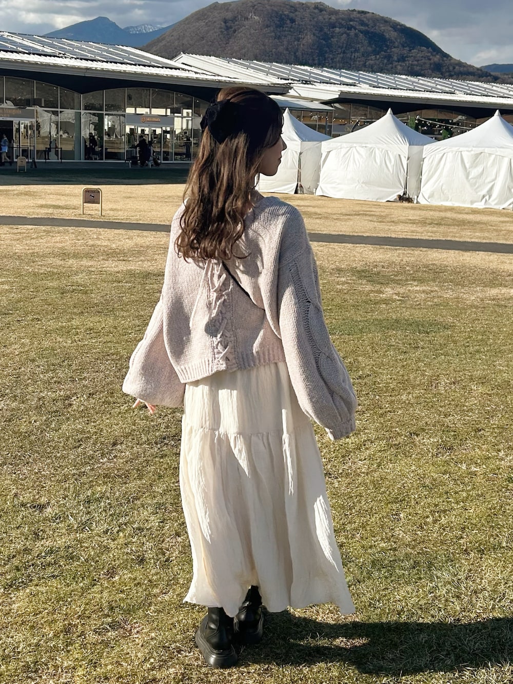 「おしゃれさんと繋がりたい、秋冬コーデ、ootd、ブーツスタイル、いいね、save、フォローお願いします🤑、淡色女子、ミニバッグ、あざとフェミニンコーデ、muguet、カラーコーデ、ニット、おでかけコーデ、ゆったりコーデ」｜「muguetのcable prima knit（ニット/セーター、パープル系）」を使った、manaさん（レディース・159cm）の冬コーディネートの1枚目の写真
