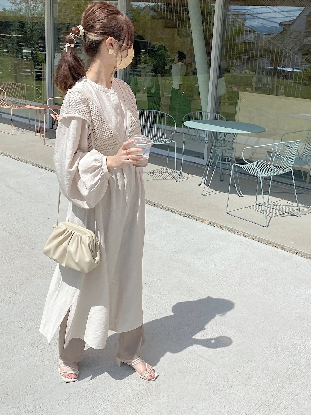 「シンプルコーデ、オトナカジュアル、パンツスタイル、休日スタイル、おしゃれさんと繋がりたい、プチプラ、ベージュコーデ、シャツスタイル、ビスチェ、消えそうな色コーデ」｜「LOWRYS FARMのラインヒールサンダル　876664（サンダル、ホワイト系）」を使った、manaさん（レディース・159cm）の夏コーディネートの1枚目の写真