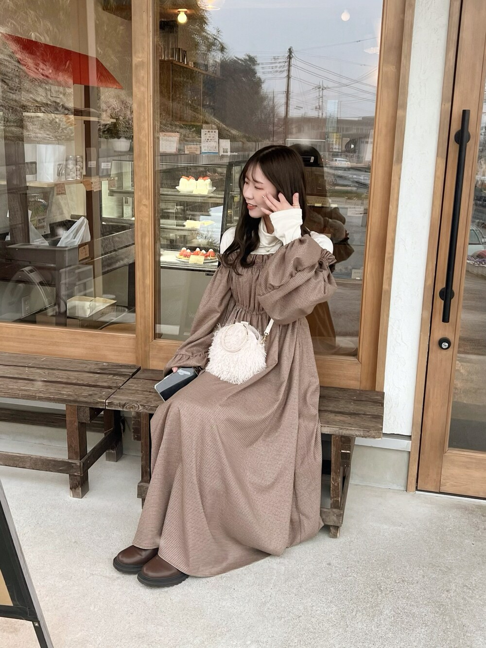 「お出かけコーデ、大人女子、オトナカワイイ、ootd、あざとフェミニンコーデ、muguet、ワンピース、ブラウンコーデ、おでかけコーデ、淡色コーデ、淡色女子、淡色、淡色女子と繋がりたい」｜「muguetのmacaron multi fur bag（ショルダーバッグ、ホワイト系）」を使った、manaさん（レディース・159cm）の冬コーディネートの1枚目の写真
