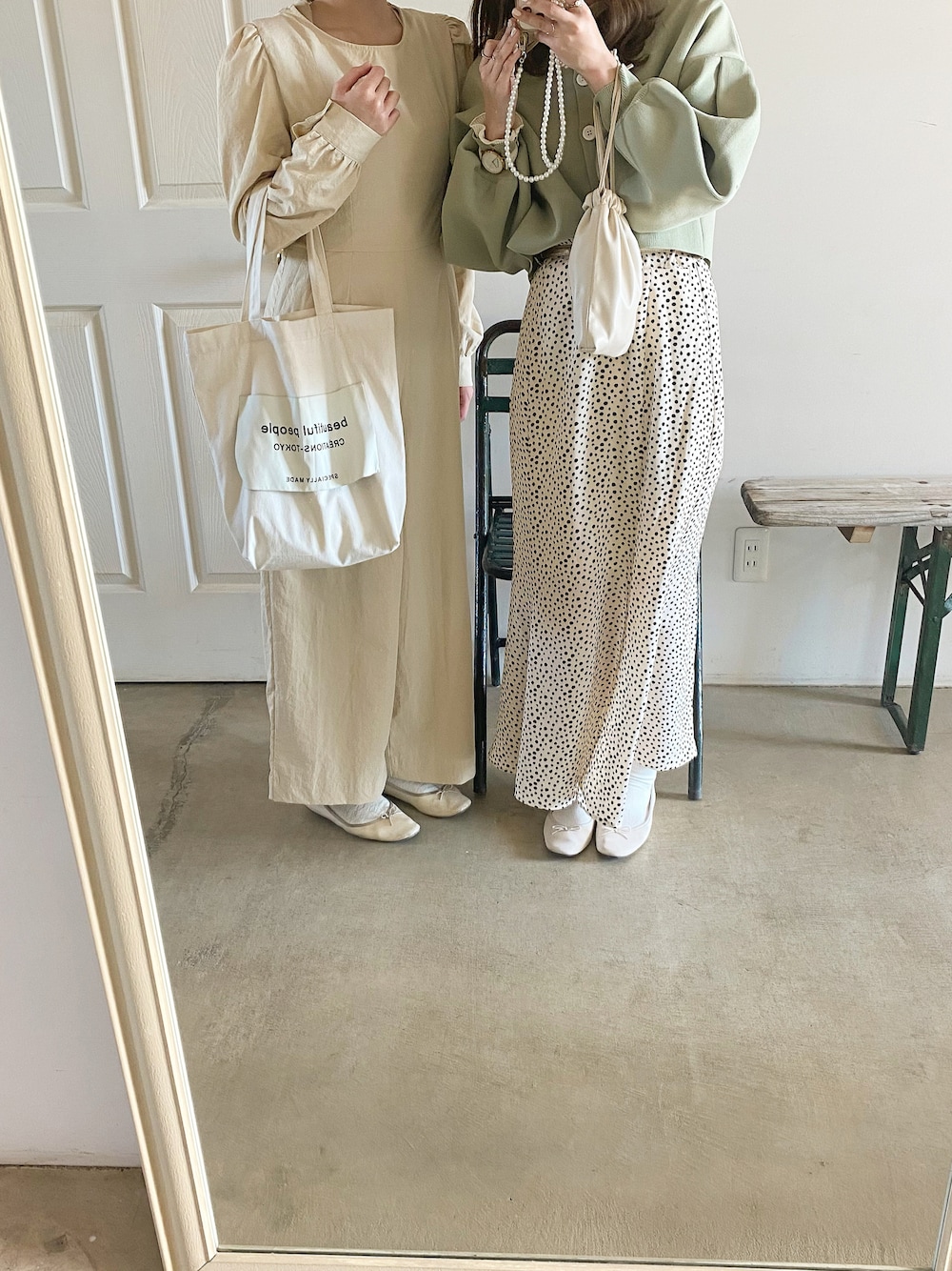 「春カラー、休日スタイル、おしゃれさんと繋がりたい、カラー×コーデ、ホワイト、グリーン、春服、シミラールック、淡色コーデ、マーメイドスカート、ダルメシアン柄、ピスタチオ、バレエシューズ、ワンピース、カーディガン」｜「Heatherのランダムドットマーメイドスカート　269066（スカート、ベージュ系）」を使った、manaさん（レディース・159cm）の春コーディネートの1枚目の写真