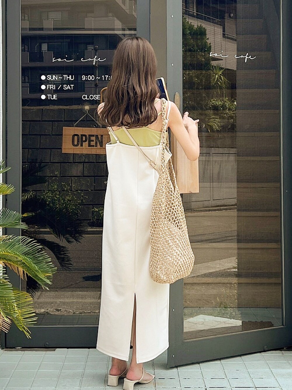 「休日コーデ、楽チンコーデ、ラクチンコーデ、お洒落さんとつながりたい、ワンピースコーデ、淡色女子、淡色コーデ、淡色、イエベ秋、骨格ウェーブ、いいね、save、フォローお願いします🤑」｜「LOWRYS FARMのペーパーキンチャクツキバッグ　176608（ショルダーバッグ、ベージュ系）」を使った、manaさん（レディース・159cm）の秋コーディネートの1枚目の写真