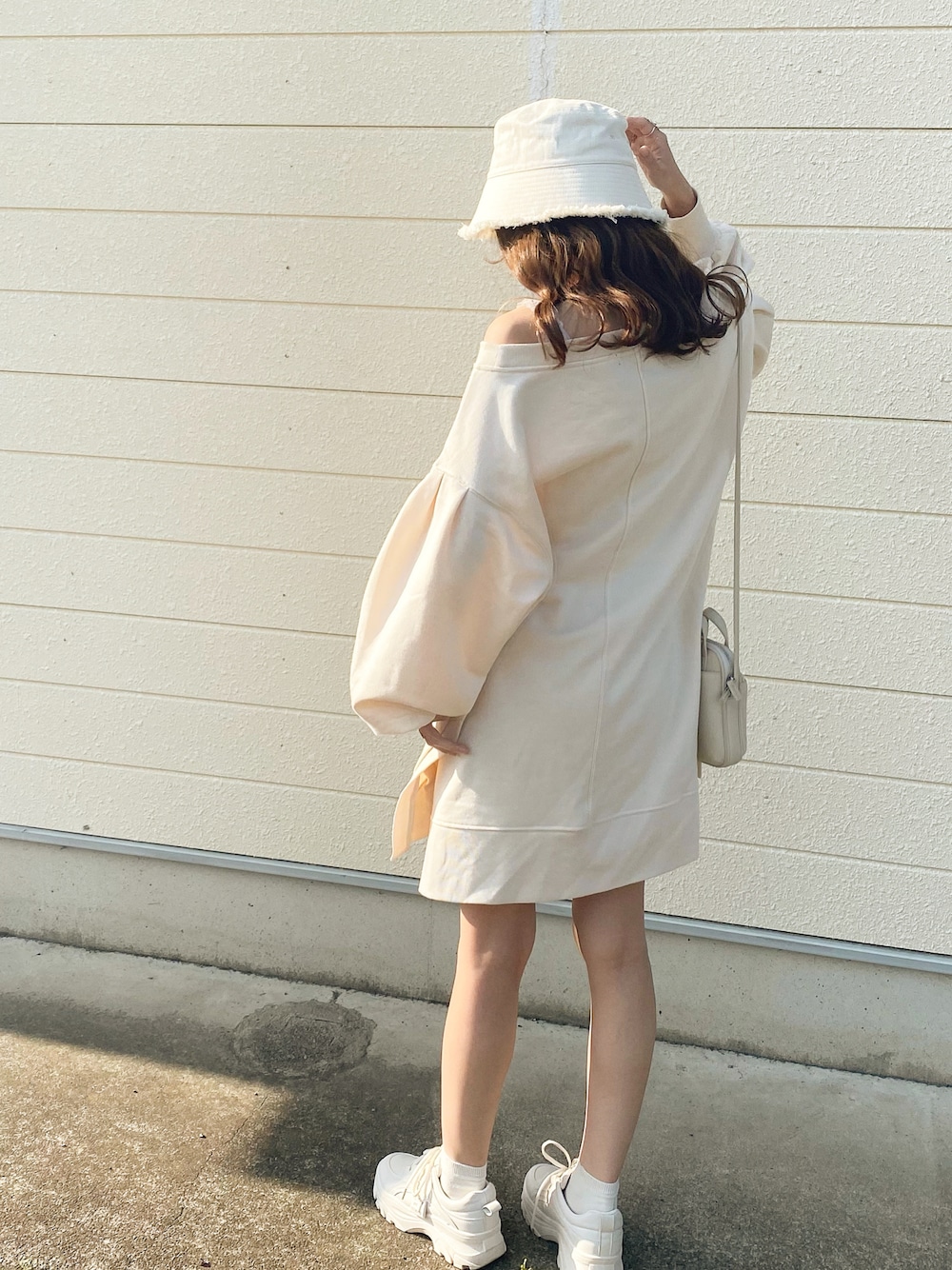 「休日スタイル、ラクチンコーデ、春夏コーデ、ゆるコーデ、シンプルコーデ、スニーカー、カジュアルコーデ、淡色コーデ、ごきげんウィーク、だぼだぼ、ダッドスニーカー、バケットハット、バケハ、トレーナー、オーバーサイズ」｜「WEGOのWEGO/フリンジバケットハット（ハット、ホワイト系）」を使った、manaさん（レディース・159cm）の春コーディネートの1枚目の写真
