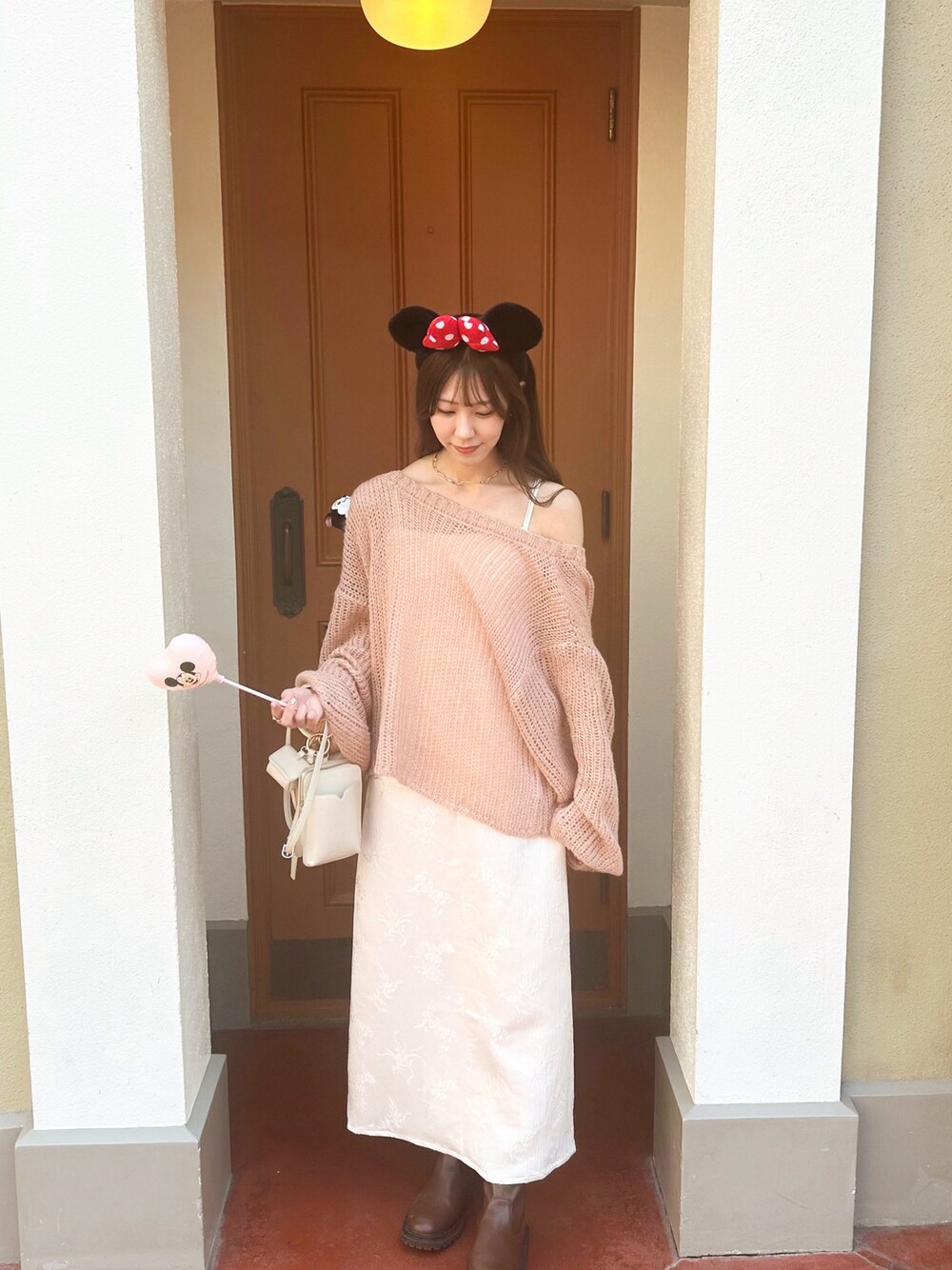 「秋冬、秋冬コーデ、休日スタイル、秋服、23AW秋の新作、骨格ウェーブ、あざとフェミニンコーデ、muguet、ピンクコーデ、ディズニーコーデ、ディズニー、ワンピース、キャミワンピ、キレイめ、秋服まるっと大公開」｜「muguetのlow gauge ami knit（ニット/セーター、ピンク系）」を使った、manaさん（レディース・159cm）の秋コーディネートの1枚目の写真