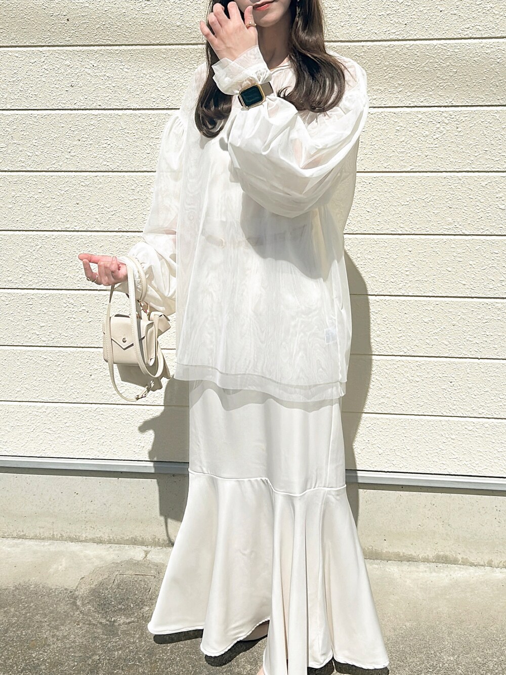 「秋服まるっと大公開、オトナカジュアル、休日コーデ、秋先取りコーデ、秋服、オトナ女子、初秋コーデ、キレイめ、お洒落さんとつながりたい、ワントーンコーデ、淡色コーデ、淡色女子、ホワイトコーデ、イエベ秋、骨格ウェーブ」｜「muguetのhandle ring mulch pochette（ショルダーバッグ、ホワイト系）」を使った、manaさん（レディース・159cm）の秋コーディネートの1枚目の写真