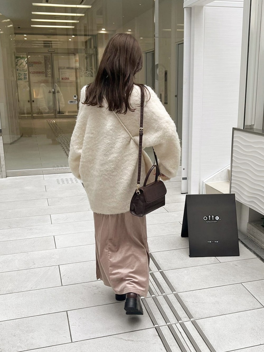 「秋服まるっと大公開、秋先取りコーデ、初秋コーデ、休日コーデ、オトナ女子、ラクチンコーデ、大人ガーリー、カーディガン、お洒落さんとつながりたい、秋冬コーデ、大人かわいい、淡色コーデ、淡色女子、淡色、ワンピース」｜「w closetの【マルチウェイ】マットベロアキャミワンピース（ワンピース、ピンク系）」を使った、manaさん（レディース・159cm）の秋コーディネートの1枚目の写真