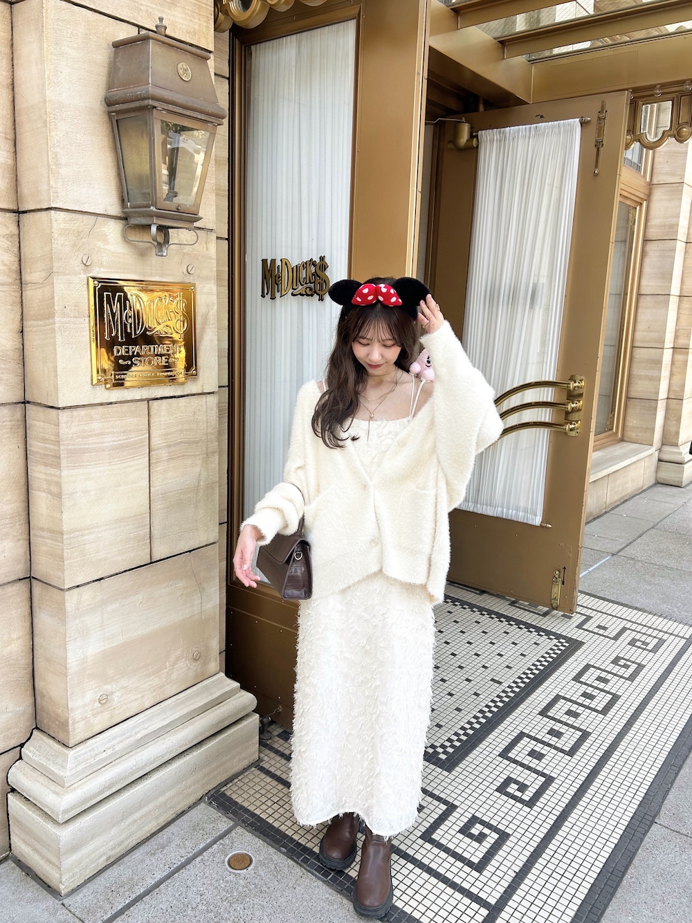 「秋っぽコーデ更新中、淡色コーデ、秋服コーデ、秋服、休日スタイル、オトナ女子、着回しコーデ、ワンピース、カーディガン、ワントーンコーデ、ホワイトコーデ、ホワイト、フェミニン、初冬コーデ、きれいめコーデ」｜「muguetのシャギージャガードキャミワンピース(調節可能)（ワンピース、ホワイト系）」を使った、manaさん（レディース・159cm）の秋コーディネートの1枚目の写真