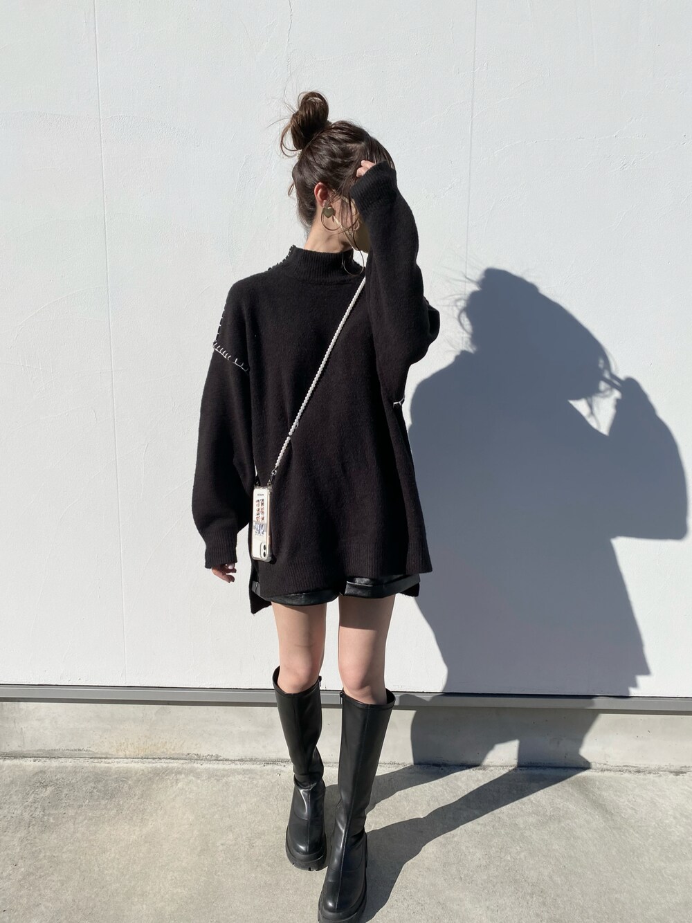 「カジュアルコーデ、プチプラコーデ、おしゃれさんと繋がりたい、ブラック、ワントーンコーデ、いいね、save、フォローお願いします🤑、ロングブーツ、オールブラック、ニット、ニットワンピース、ビックシルエット、オーバーサイズ、モノトーンコーデ」｜「Heatherのインヒールストレッチロングブーツ　229820（ブーツ、ブラック系）」を使った、manaさん（レディース・159cm）の冬コーディネートの1枚目の写真