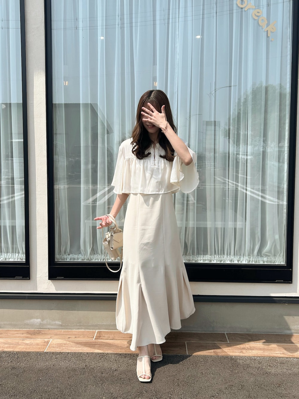 「ホワイトコーデ、キャミワンピ、夏コーデ、お出かけコーデ、大人かわいい、初夏コーデ、おしゃれさんと繋がりたい、muguet、あざとフェミニンコーデ、着回しコーデ、きれいめコーディネート、大人フェミニン」｜「muguetのアイテム（ワンピース、ホワイト系）」を使った、manaさん（レディース・159cm）の春コーディネートの1枚目の写真