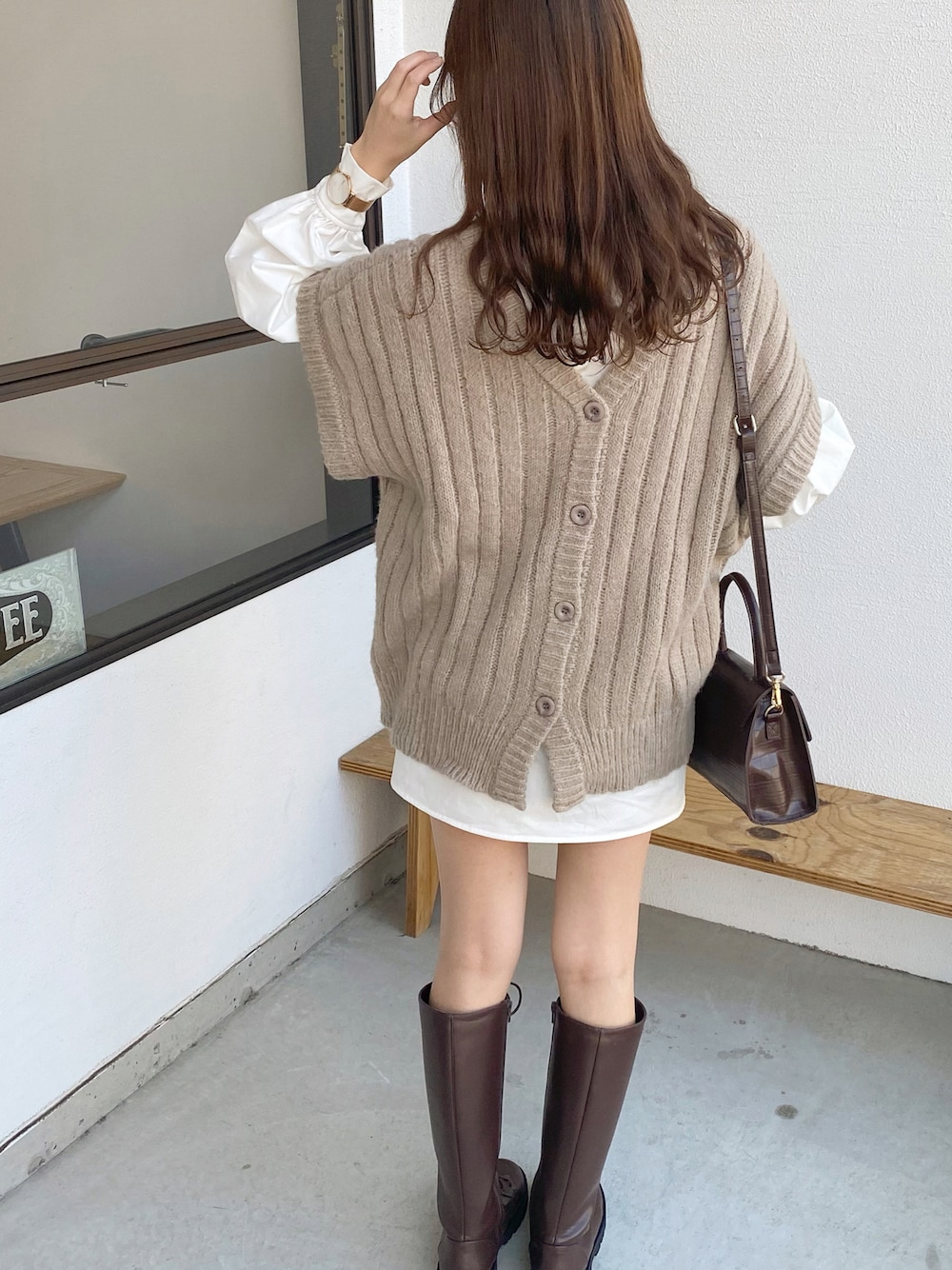 「秋コーデ、大人カジュアル、ゆるコーデ、カーディガン、韓国ファッション、レイヤードスタイル、ブラウンコーデ、ベスト、秋のコーデ、ロングブーツ、ディズニー、ナチュラル、おしゃれさんと繋がりたい、ワントーンコーデ、オトナ女子」｜「mysty womanのマルチWAYニット 921230（ニット/セーター、ブラウン系）」を使った、manaさん（レディース・159cm）の秋コーディネートの1枚目の写真