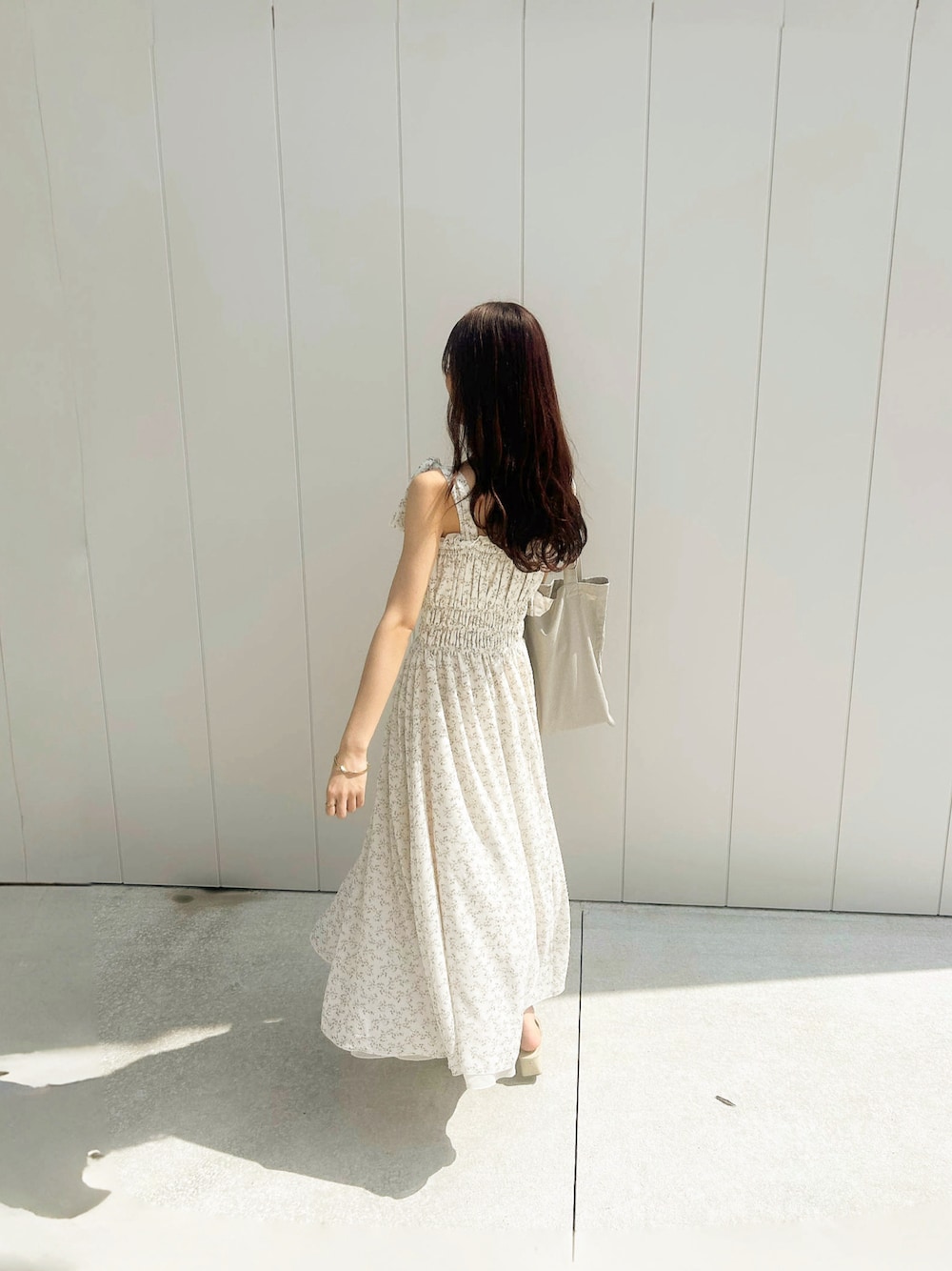 「淡色コーデ、オトナ女子、おしゃれさんと繋がりたい、大人かわいい、ワンピース、花柄、おでかけコーデ、キャミワンピ、ガーリー、フェミニン、ホワイト、ホワイトコーデ、トートバッグ、ワンピースコーデ」｜「muguetのアイテム（ワンピース、ホワイト系）」を使った、manaさん（レディース・159cm）の秋コーディネートの1枚目の写真