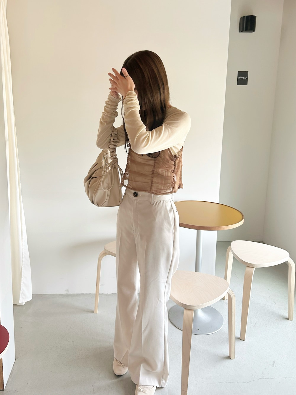 「休日スタイル、お出かけコーデ、カジュアルコーデ、プチプラ、春夏コーデ、オトナカジュアル、リラックススタイル、ゆったりコーデ、シンプル、春ファッション、ビスチェ、シースルー、シースルートップス、淡色コーデ、淡色女子」｜「lawgyのsheer gather cami set long t / シアーギャザーキャミセットロングT（Tシャツ/カットソー、ベージュ系）」を使った、manaさん（レディース・159cm）の春コーディネートの1枚目の写真