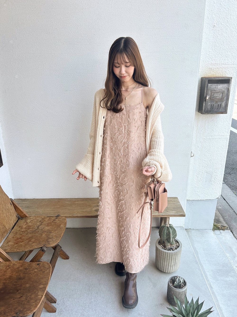 「秋っぽコーデ更新中、休日スタイル、秋服コーデ、オトナ女子、お出かけコーデ、秋冬コーデ、大人かわいい、大人ガーリー、muguet、カーディガン、キャミワンピ、ピンクコーデ、ピンク、淡色コーデ、淡色」｜「muguetのshaggy jacquard cami op（ワンピース、ピンク系）」を使った、manaさん（レディース・159cm）の秋コーディネートの1枚目の写真