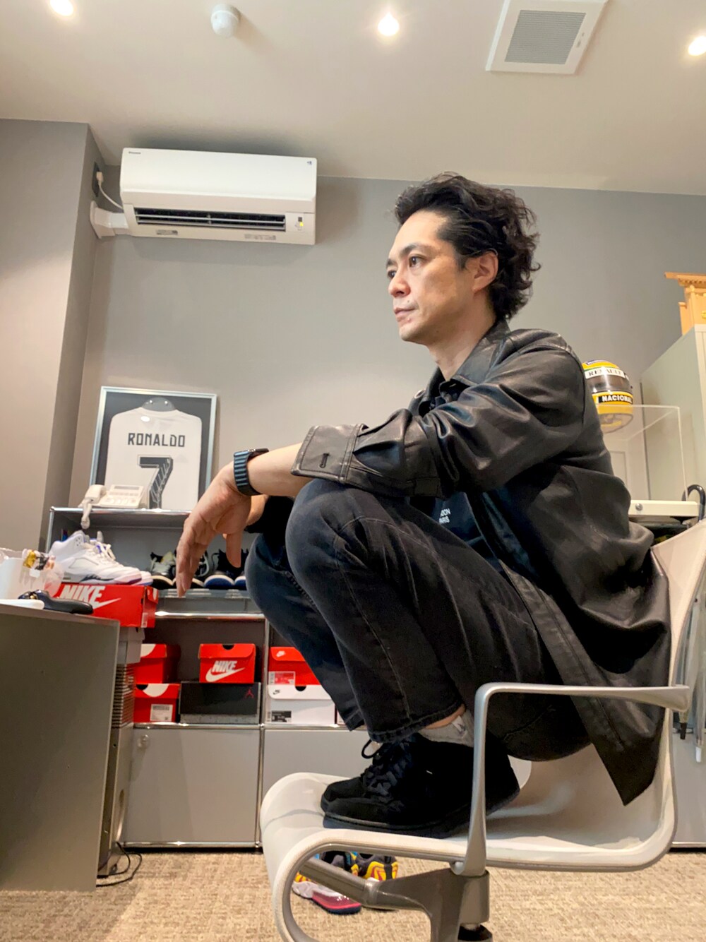 「休日スタイル、オトナカジュアル、大人コーデ、秋のコーデ、黒、黒スキニー、黒コーデ、黒スニーカー、レザージャケット」｜「Paul Smithのアイテム（ライダースジャケット、ブラック系）」を使った、Ｔさん（メンズ・177cm）の秋コーディネートの1枚目の写真