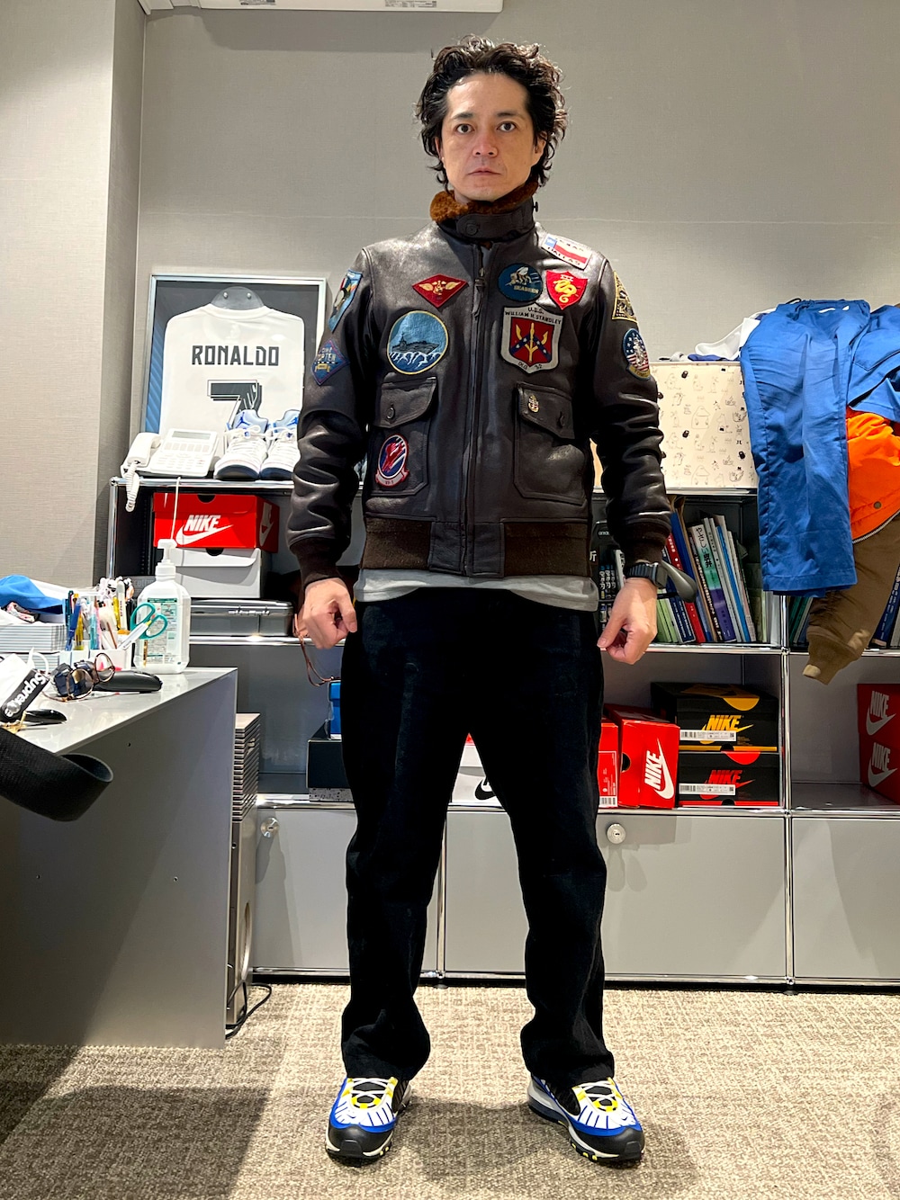 「冬コーデ、冬、g1、トップガン、TOPGUN、ミリタリー、黒パンツ、スニーカー、NIKE」｜「AVIREXのアイテム（ジャケット/アウター、ブラウン系）」を使った、Ｔさん（メンズ・177cm）の冬コーディネートの1枚目の写真
