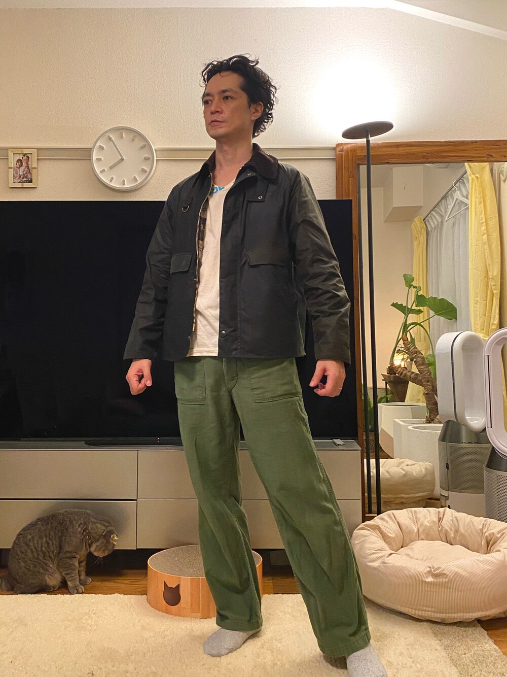 「バブアー、バブアー男子、黒、ベイカーパンツ、大人カジュアル、シンプル、秋服、家」｜「Barbourのアイテム（ジャケット/アウター、グリーン系）」を使った、Ｔさん（メンズ・177cm）の秋コーディネートの1枚目の写真