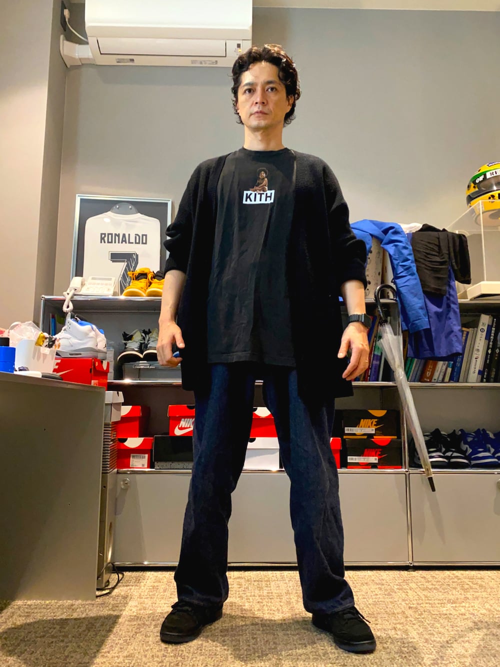 「カーディガン、黒、オーバーサイズ、大人カジュアル、ワイドパンツ、ビックシルエット、秋服、カジュアルコーデ、ゆるコーデ、ルーズシルエット、秋コーデ、だから秋服が好き」｜「KITHのアイテム（Tシャツ/カットソー、ブラック系）」を使った、Ｔさん（メンズ・177cm）の秋コーディネートの1枚目の写真
