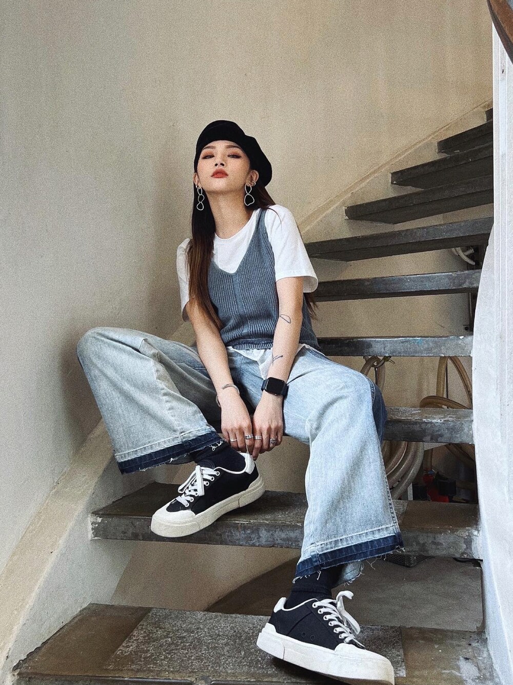 「ROCOCOのアイテム（ベスト、ブルー系）」を使った、Enidlamさん（レディース・155cm）の春コーディネートの1枚目の写真