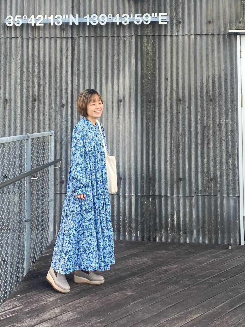 「低身長コーデ、総柄、ロングワンピース、厚底ローファー」｜「STACCATOのカラーコンビレトローファー（ローファー、グレー系）」を使った、こもののもこさん（レディース・146cm）の春コーディネートの1枚目の写真